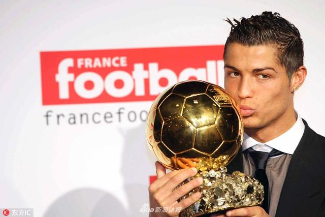 当地时间2018年12月3日，莫德里奇获得2018金球奖，打破了过去十年间梅西与C罗对该奖项的垄断。《法国足球》创办的金球奖在2010年与国际足联世界足球先生合并为国际足联金球奖，并于2016年起重新归为由《法国足球》杂志评选，梅西和C罗在2008年-2017年平分了十年间的金球奖奖杯。