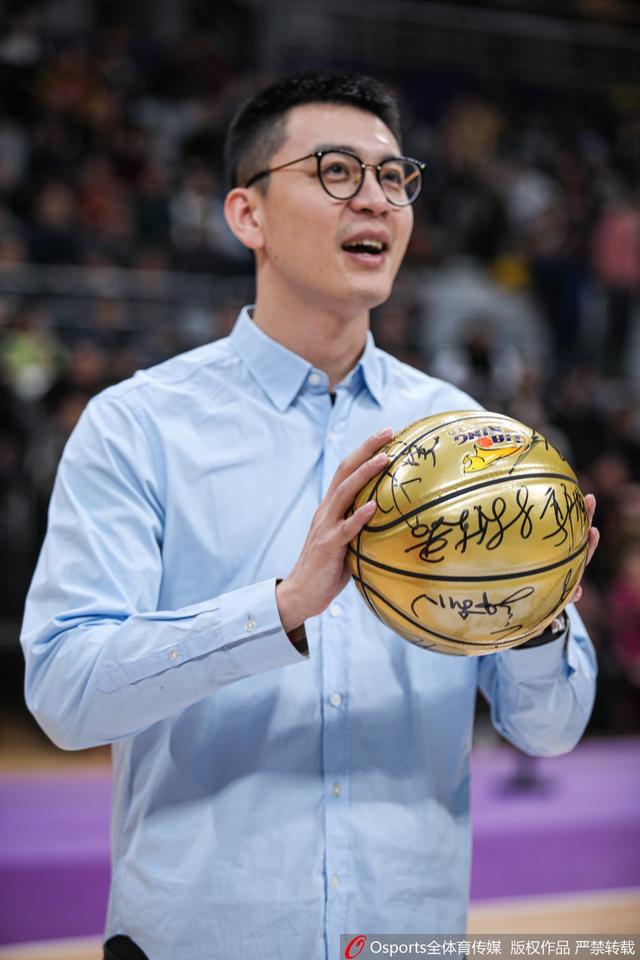 杨鸣为辽篮幸运球迷颁奖