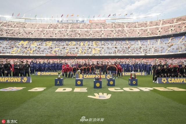 当地时间2018年5月9日，西班牙巴塞罗那，在巴塞罗那与比利亚雷亚尔的西甲补赛赛前，巴萨俱乐部展示了各运动队本赛季夺得的5座国王杯，分别来自男足、5人制足球、男篮、轮滑曲棍球和手球。