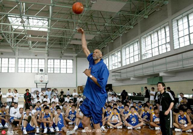 2005年5月24日，前NBA传奇巨星“天钩”贾巴尔来到上海2005年阿迪达斯明日之星篮球训练营，向来自中国等6个国家和地区的55位年轻球员传授篮球技艺，他无与伦比的篮球知识也将令这些新人受益匪浅。 早报记者 高剑平 图 图片署名：东方早报―IC