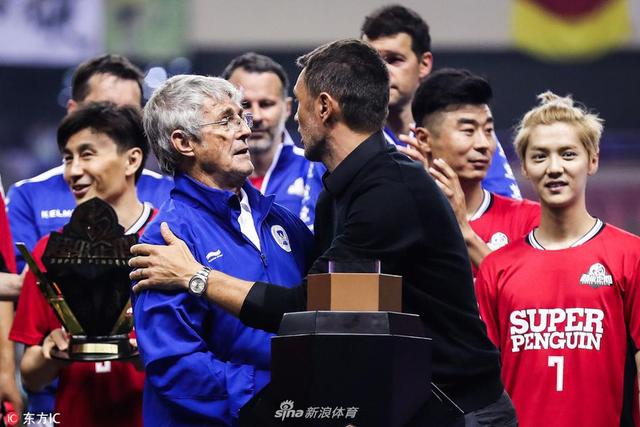 2018年6月2日，上海，2018超级企鹅足球名人赛，中国明星队1-0国际传奇队，颁奖仪式。