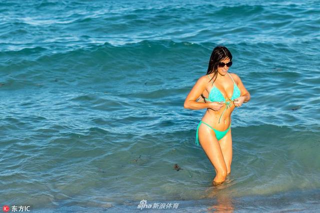 当地时间2018年07月29日，足球宝贝克劳迪亚-罗马尼在海边度假，身着绿色比基尼展傲人身材。