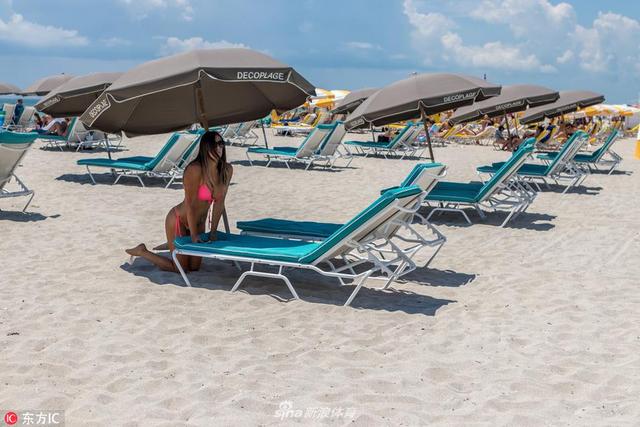当地时间2018年8月14日，足球宝贝克劳迪亚-罗马尼海滩享受阳光，性感比基尼双峰吸睛。