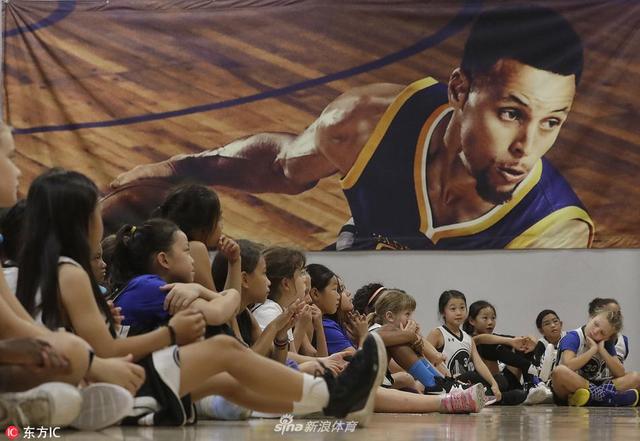 当地时间2018年8月15日，美国加利福尼亚，库里为桃溪镇的女子学员举办了一次免费的篮球训练营。
