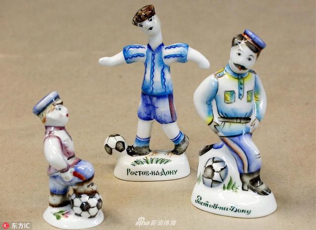 当地时间2018年5月29日，俄罗斯顿河畔罗斯托夫，2018世界即将到来，当地Semikarakorskaya制陶厂推出了世界杯足球主题的手绘陶瓷纪念品。