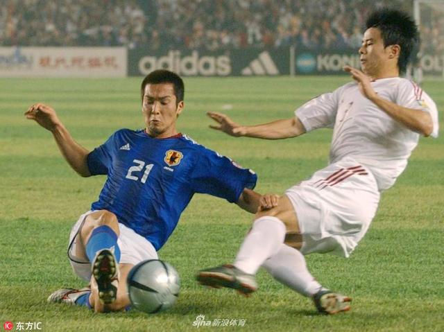 2004年，中国第一次举办亚洲杯，凭借东道主优势杀入决赛，只可惜最终1-3不敌日本，继1984年后再次屈居亚军。图为2004年8月7日，在北京进行的亚洲杯冠亚军决赛的争夺中，中国队以1-3负于日本，屈居亚洲杯亚军。