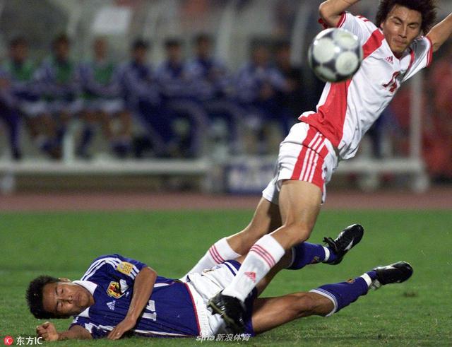 2000年黎巴嫩亚洲杯半决赛，日本3-2中国。2000年 黎巴嫩亚洲杯。这是韩日世界杯前米卢带队一次很好的热身机会，当时米卢可以说是召集了所有实力派的球员。预选赛阶段中国队的表现堪称完美，8-0菲律宾，19-0关岛、8-0越南，中国队横扫之势进入了决赛阶段。