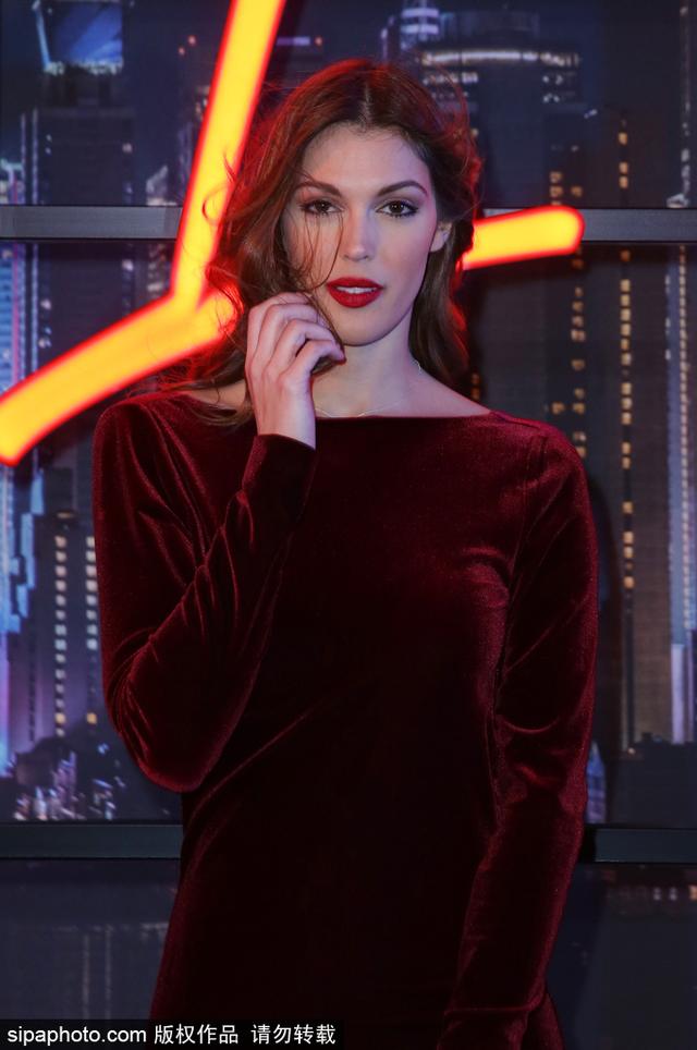 2017环球小姐、本·阿尔法女友米戴那尔(Iris Mittenaere)身材苗条,颜值高,在时尚圈混的风生水起。盘点米戴那尔时尚造型。