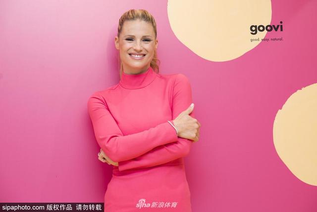 2018年9月29日消息,意大利米兰,超模米歇尔-亨泽尔(Michelle Hunziker)一身粉色裙装出席品牌活动,娇艳诱人。