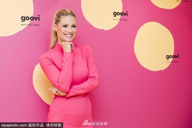 2018年9月29日消息,意大利米兰,超模米歇尔-亨泽尔(Michelle Hunziker)一身粉色裙装出席品牌活动,娇艳诱人。