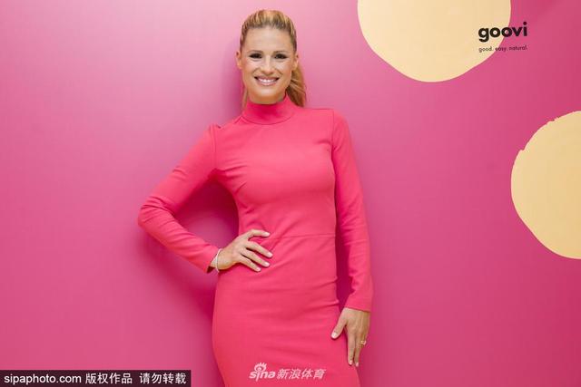 2018年9月29日消息,意大利米兰,超模米歇尔-亨泽尔(Michelle Hunziker)一身粉色裙装出席品牌活动,娇艳诱人。