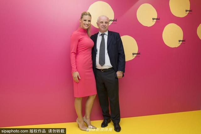 2018年9月29日消息,意大利米兰,超模米歇尔-亨泽尔(Michelle Hunziker)一身粉色裙装出席品牌活动,娇艳诱人。