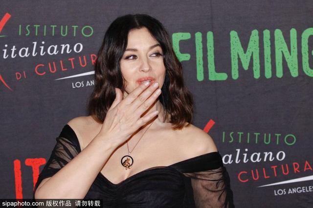 当地时间2018年1月31日,美国洛杉矶,意甲教母莫妮卡-贝鲁奇(Monica Bellucci)洛杉矶出席活动,抹胸装尽显丰满身姿。