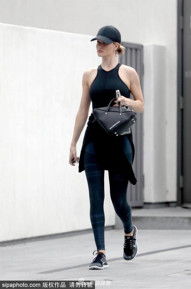 2018年6月1日消息,美国洛杉矶,罗茜·汉丁顿-惠特莉(Rosie Huntington-Whiteley)黑色运动装前往健身房运动,好身材一览无遗。