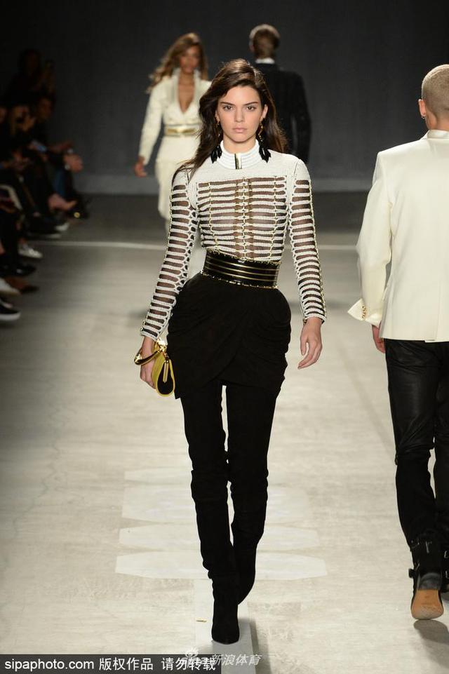 当地时间2018-10-21,美国纽约,Balmain x H&M系列服饰展,超模肯达尔·詹娜(Kendall Jenner)露脸。