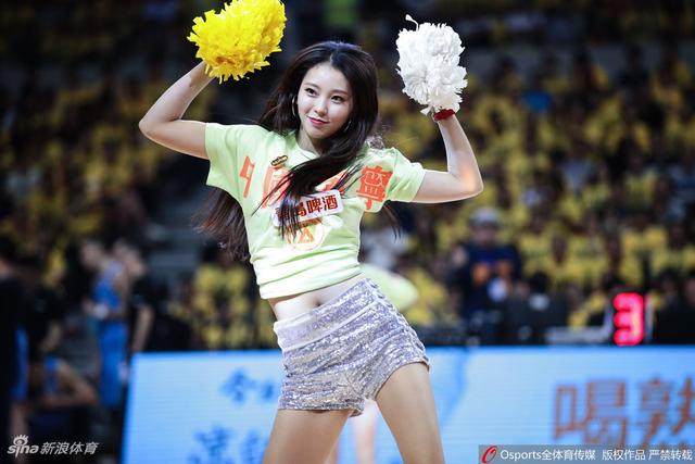 6           昨晚广东大胜新疆,广东啦啦队队长黄逸辉热舞秀性感