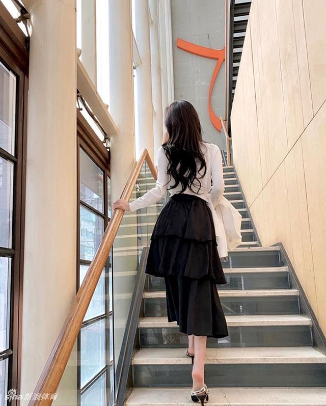 网红美女在云雾缭绕海边秀好身材