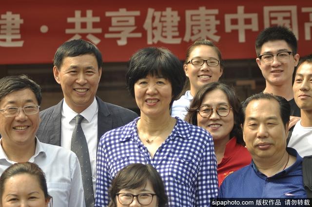 郎平回母校共话“健康中国”