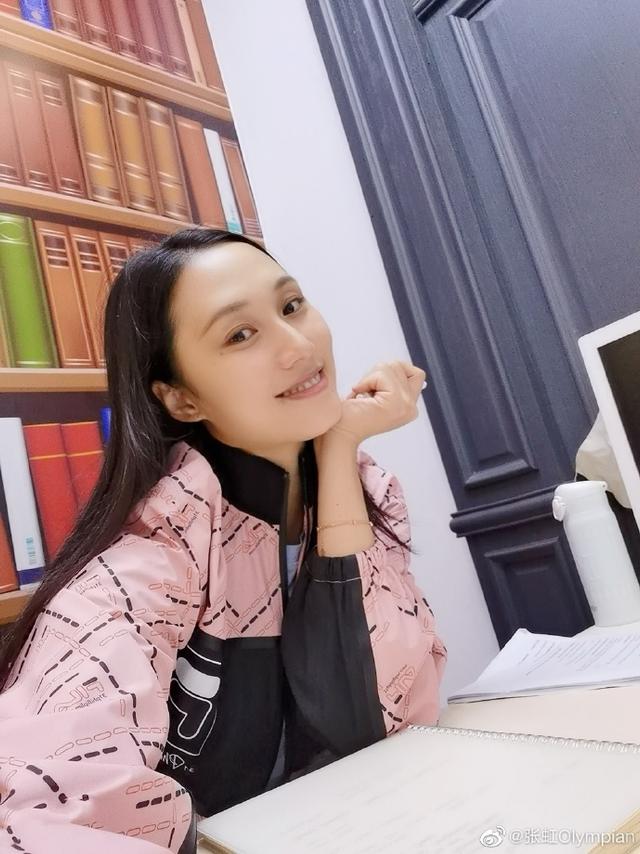 速滑女神张虹健身学习两不误
