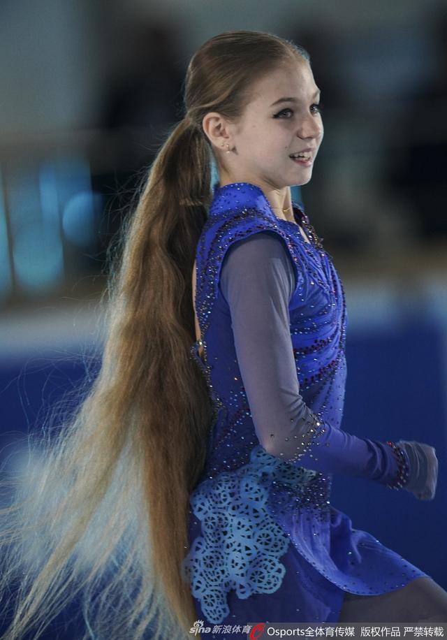 滑冰锦标赛女单颁奖仪式,谢尔巴科娃,科斯托娜娅,特鲁索娃获得前三