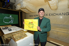 瑞德身穿绿夹克亮相帝国大厦