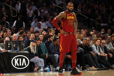 美国大师赛冠军瑞德身穿绿夹克观战NBA