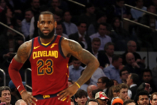 美国大师赛冠军瑞德身穿绿夹克观战NBA