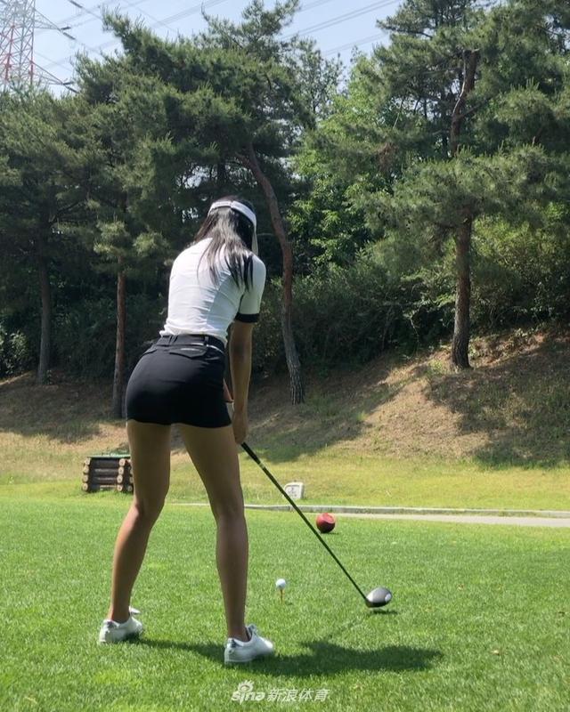 韩国美女模特打高尔夫凸显好身材