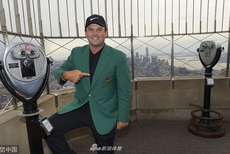 瑞德身穿绿夹克亮相帝国大厦