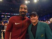 美国大师赛冠军瑞德身穿绿夹克观战NBA