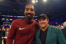 美国大师赛冠军瑞德身穿绿夹克观战NBA