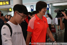 中国女排回国现身机场 郎平心情大好