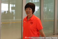 中国女排回国现身机场 郎平心情大好
