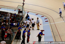 亚运场地自行车男子团体追逐赛 韩国两名队员意外摔车受伤