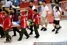 亚运场地自行车男子团体追逐赛 韩国两名队员意外摔车受伤