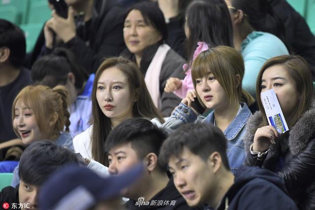 cba看台球迷美女如云