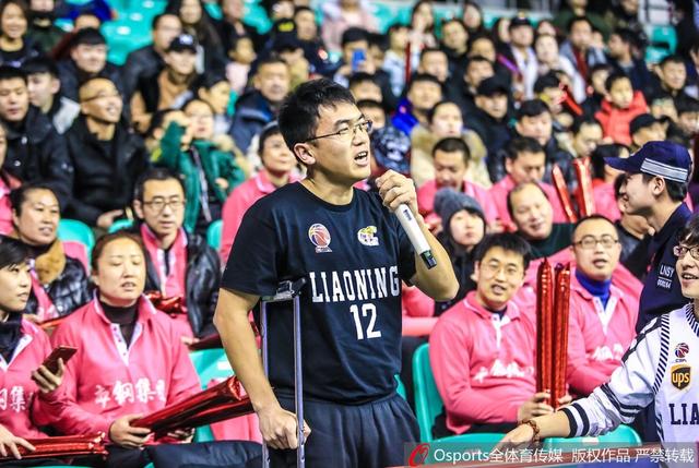 辽宁衡润vs山西汾酒 来自辽宁锦州的铁杆球迷拄拐为辽篮加油