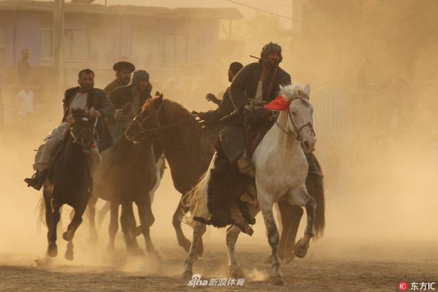 阿富汗马赛骑兵策马奔腾尘土飞扬