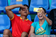 亚运王蔷进四强和队友玩自拍