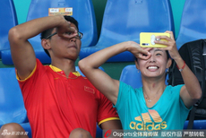 亚运王蔷进四强和队友玩自拍