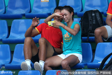 亚运王蔷进四强和队友玩自拍