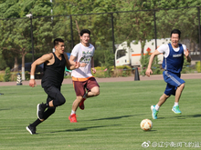 辽篮踢足球郭艾伦带球风驰电掣