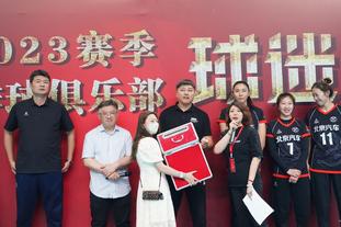 记者：巴萨夺冠后，拉波尔塔、哈维、阿莱曼尼等人参加庆祝晚宴