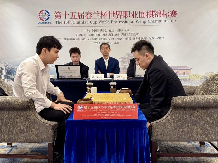 杨楷文（右）与韩国棋手朴廷桓对决