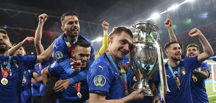 欧洲杯冠军颁奖仪式！意大利队庆祝夺冠
