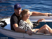 沃兹海岛庆生与老公晒太阳