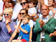 萌化了！德约儿子现身看台