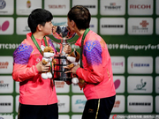 世乒赛女双王曼昱/孙颖莎捧杯