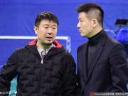 蔡赟李雪芮为选手颁奖