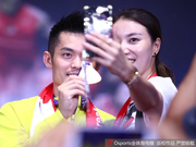 汤杯颁奖林丹谢杏芳撒狗粮